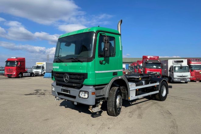 Použitý Mercedes Benz ACTROS 1832 4×4 Hákový natahovac kontajnerov EURO 3, poloautomat, na predaj — foto 3