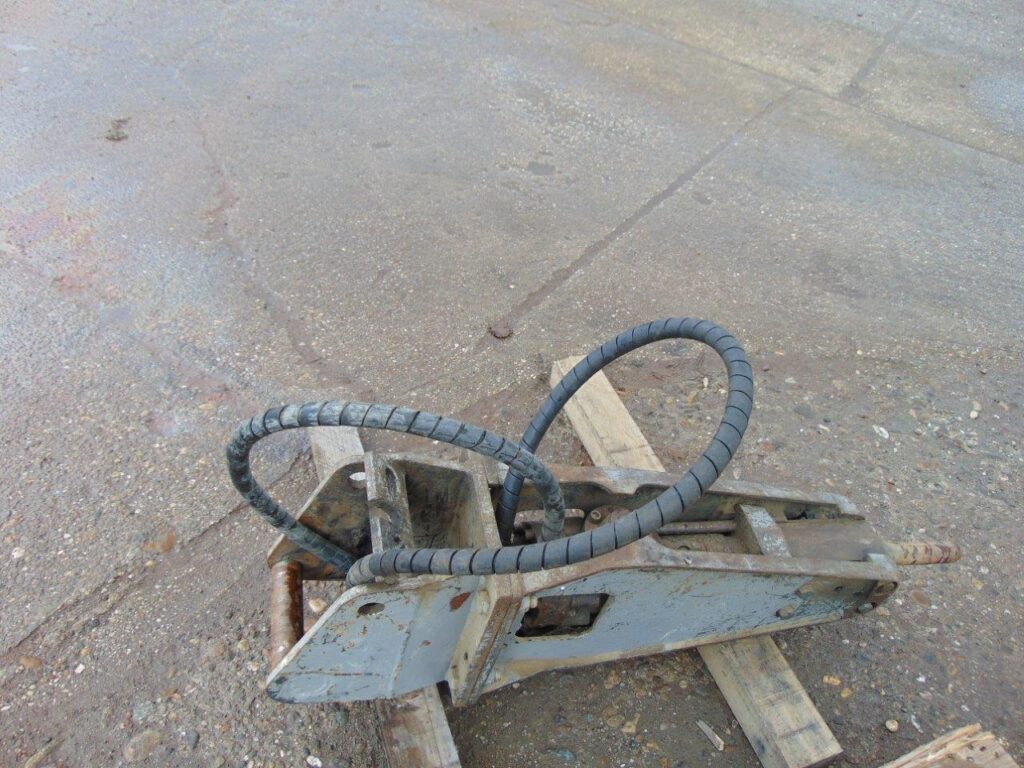 Búracie kladivo na CATERPILLAR , r.v. 2010, vhodný na bager 3-4 tony, úchyty LENHOF, cena: 3000€ + DPH