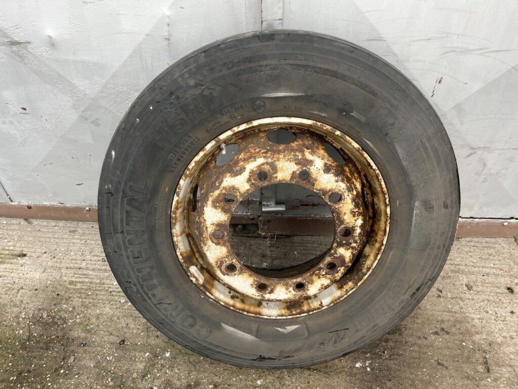Continental HSR 2 315/70 R 22,5 na disku , dezén 50%