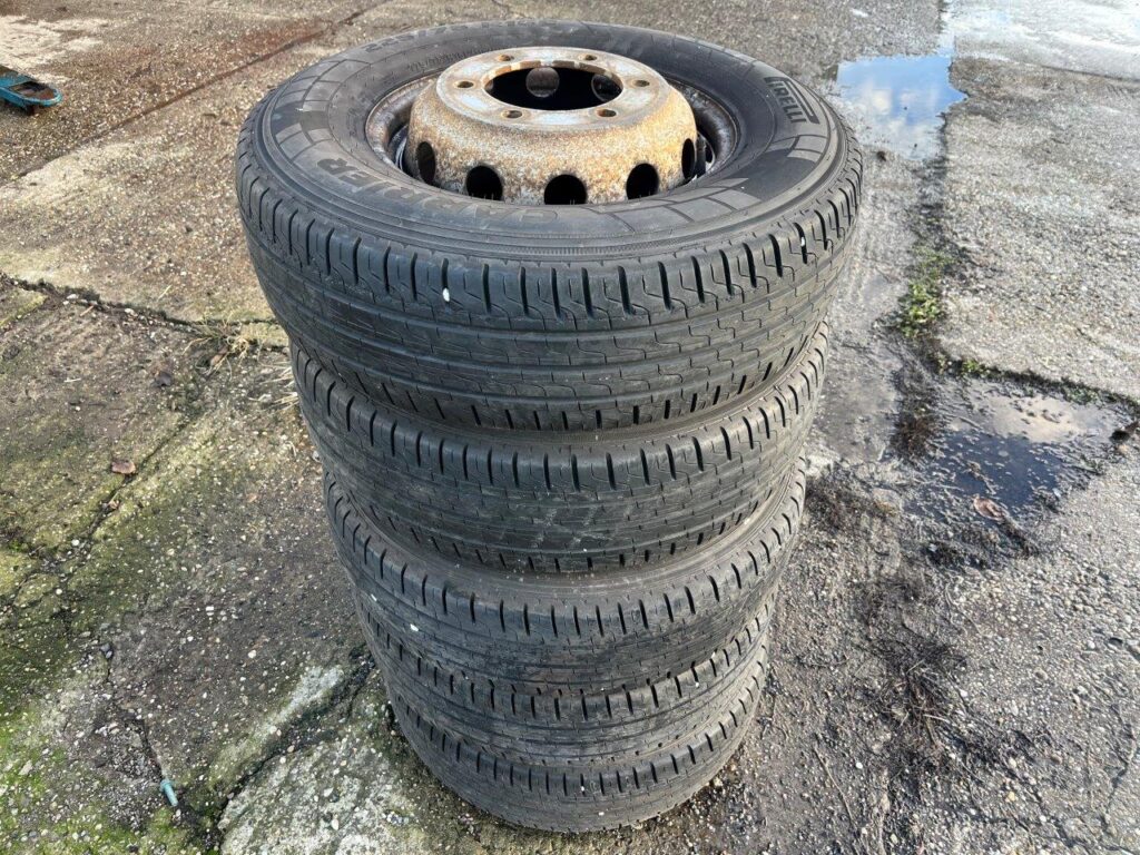 Pirelli Carrier 225/75 R 16 C, na diskoch E-6Jx16 H2, 2 ks, dezén 70%, CENA: 50 EUR / kus
