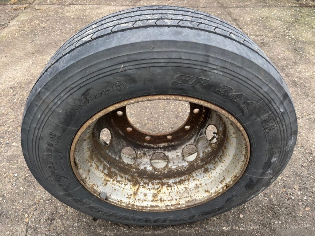 Dunlop SP344 295/60 R 22,5 na disku, 1ks, dezén 40% B17