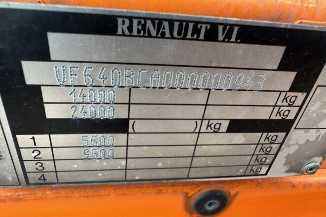 RENAULT MIDLINER M210.14 4X4 hákový naťahovač kontajnerov – CISTERNA KROPIČKA VIN 943