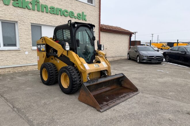 CATERPILLAR 246D šmykom riadený čelný nakladač 4×4 VIN 457
