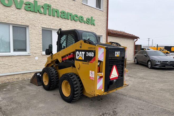 CATERPILLAR 246D šmykom riadený čelný nakladač 4×4 VIN 457