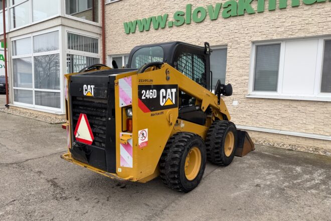 CATERPILLAR 246D šmykom riadený čelný nakladač 4×4 VIN 457