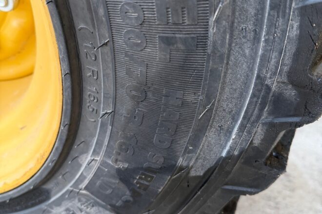 CATERPILLAR 246D šmykom riadený čelný nakladač 4×4 VIN 457