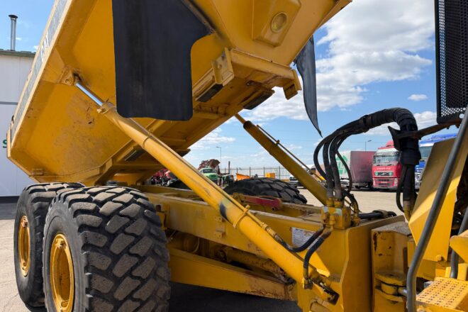 CATERPILLAR D300 dumper onesided kipper 6X6 VIN 411