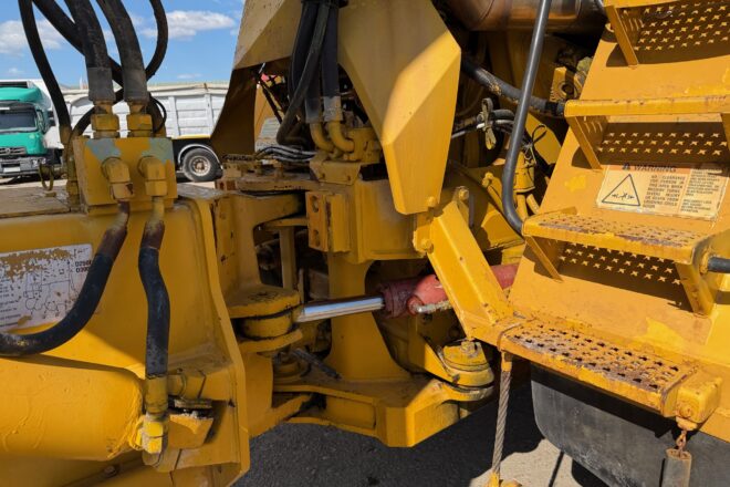 CATERPILLAR D300 dumper onesided kipper 6X6 VIN 411