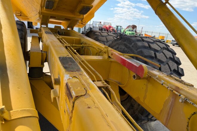CATERPILLAR D300 dumper onesided kipper 6X6 VIN 411