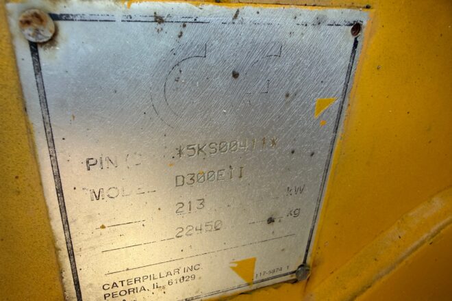 CATERPILLAR D300 dumper onesided kipper 6X6 VIN 411