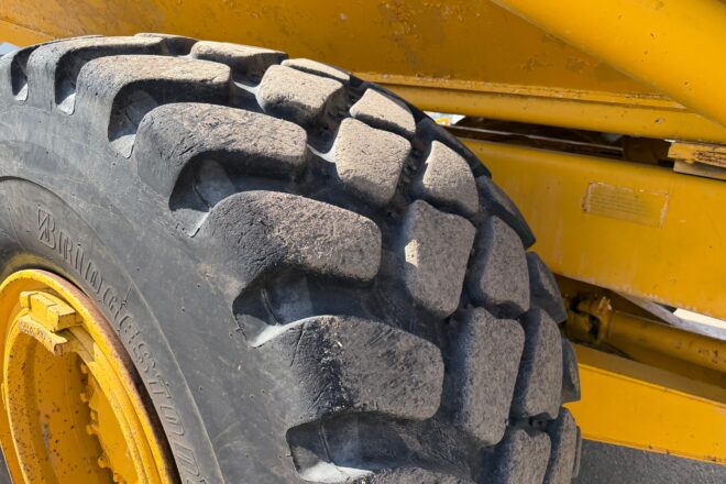 CATERPILLAR D300 dumper onesided kipper 6X6 VIN 411
