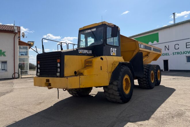 CATERPILLAR D300 dumper onesided kipper 6X6 VIN 411