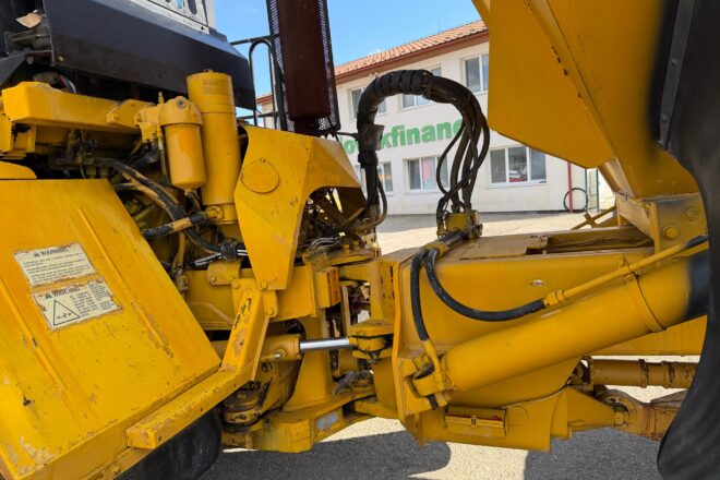 CATERPILLAR D300 dumper onesided kipper 6X6 VIN 411