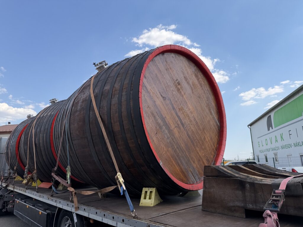 Drevený dubový sud s podstavcom, objem 11.000 l - 3ks
