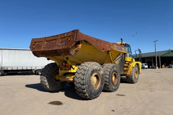 Použitý CATERPILLAR D735 jednostranný vyklápač 6×6 DUMPER, na predaj — foto 4