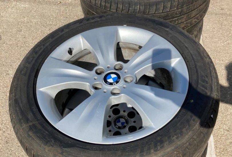 Disky BMW X5 s pneu Bridgestone Dueler H/P Sport 2 ks 255/50 R19 dezén 5mm a 2 ks 285/45 R19 dezén 2mm